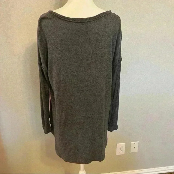 Bobeau ribbed sleeve oversize fit thin sweater in gray & black size small - Picture 9 of 15
